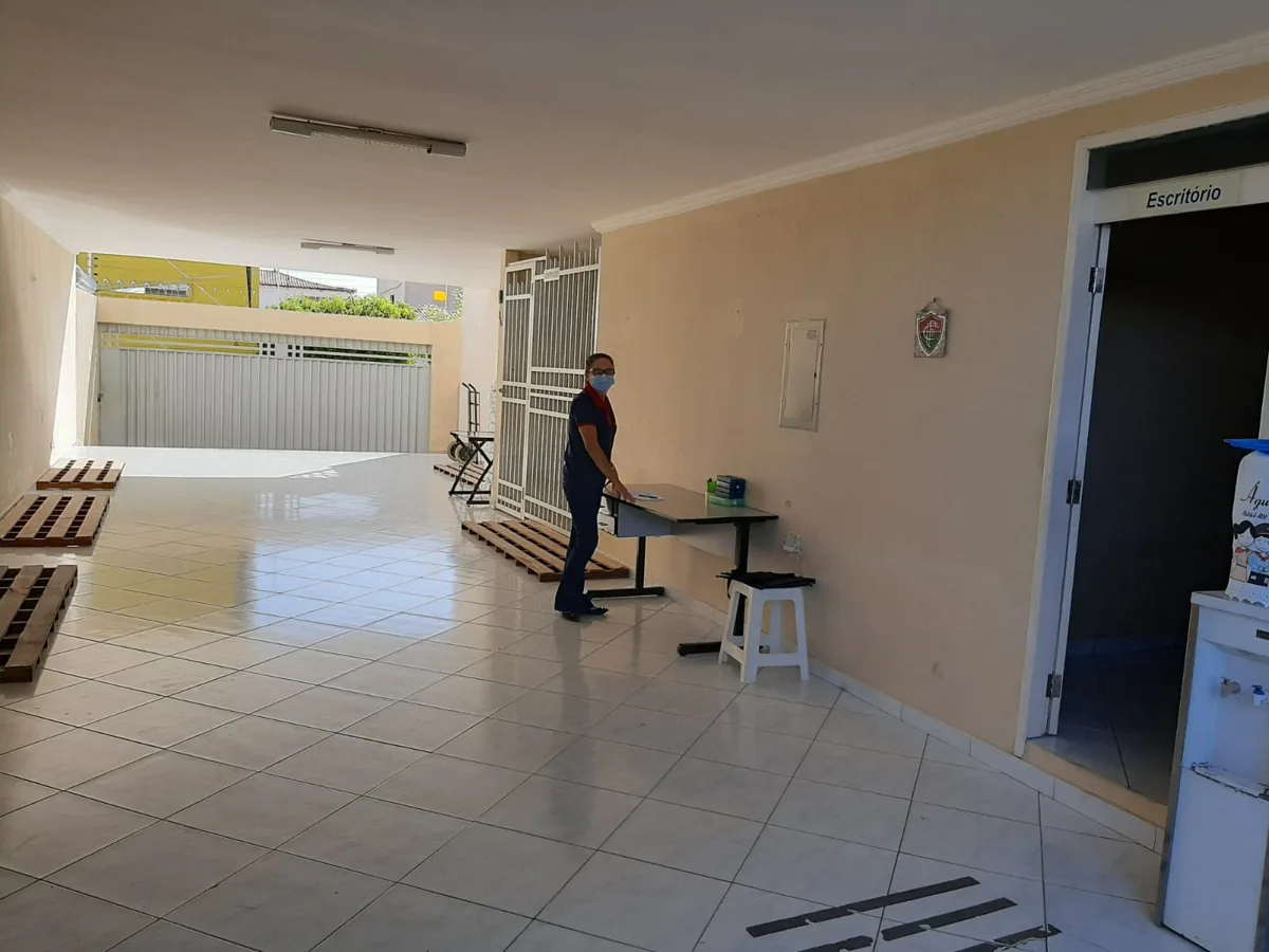 Área interna de recebimento com paletes e acesso ao escritório
